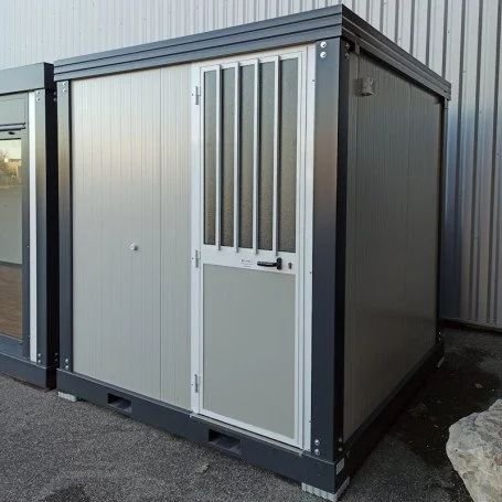 Unité sanitaire SDU avec toilettes, douche, lavabo et urinoir