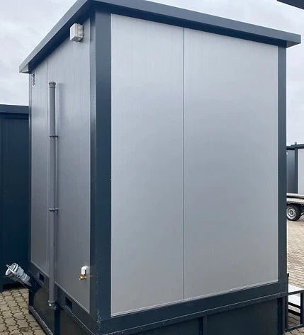 Cabine de toilettes avec double cabine