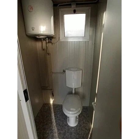 Unité sanitaire SDU avec toilettes, douche, lavabo et urinoir – Image 8