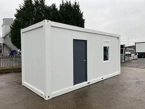 Container aménagé en bureau avec salle de bain et espace de rangement