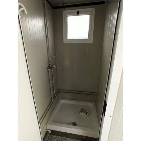 Unité sanitaire SDU avec toilettes, douche, lavabo et urinoir – Image 10