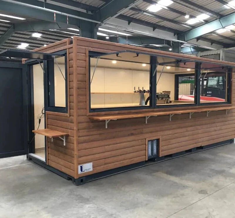 Conteneur de 6 mètres (20 pieds) abritant un café, au design très épuré